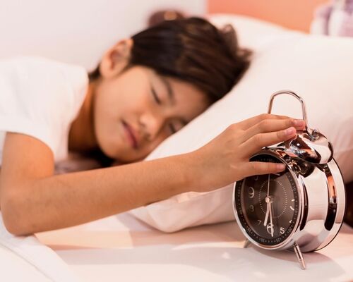 朝　起きられない子ども