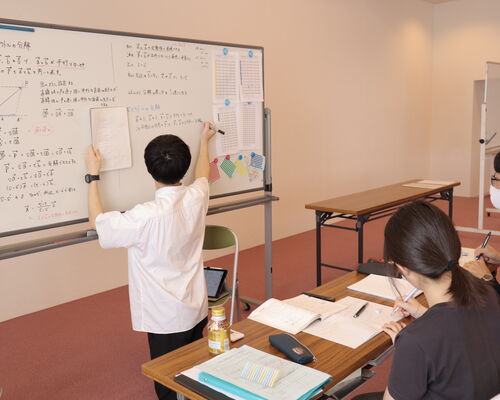 2020年度夏期合宿の様子です🌻1対1の授業だけでなく、1対2での授業も行いました。詳しくはギャラリーからぜひご覧ください！