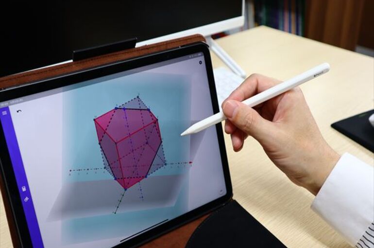 完全個別指導塾PRIDE　タブレットで空間図形を操作中