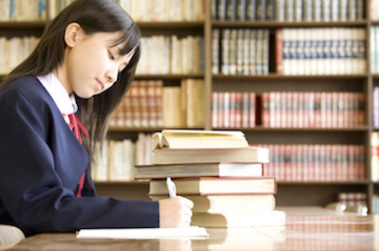 勉強する女子学生