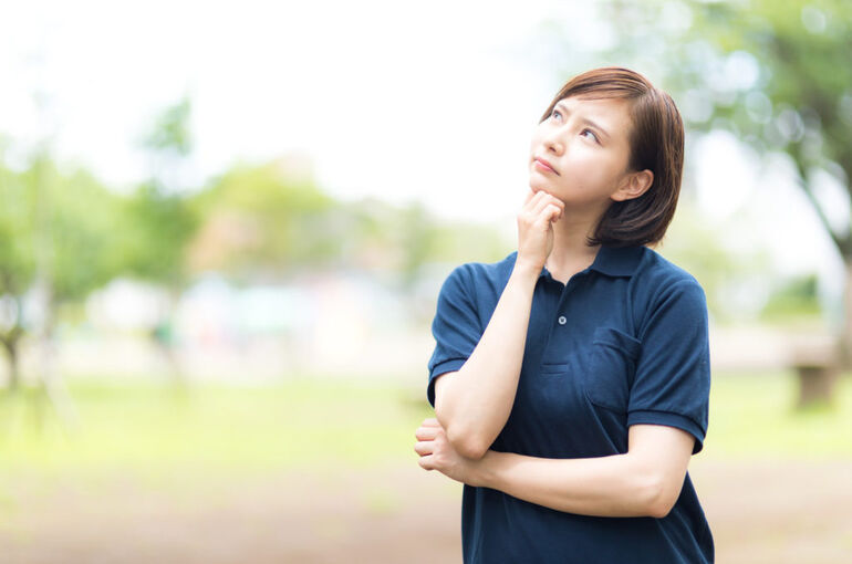 考えている女性